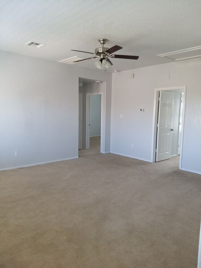 Foto del edificio - Spacious 4-Bedroom Home in Candlewood Park