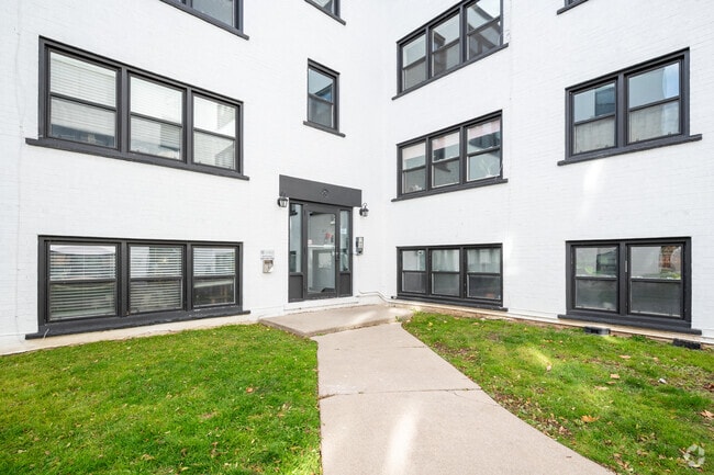 Entrance - Trafalgar Apartments