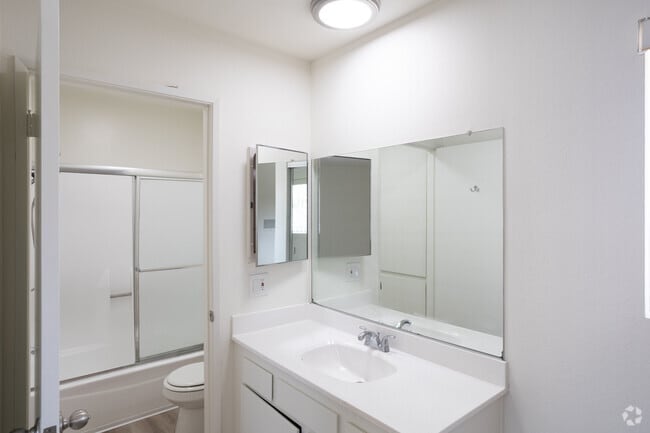 1 habitación, 1 baño - 575 pies cuadrados - Baño - Gateway Tarzana Apartments