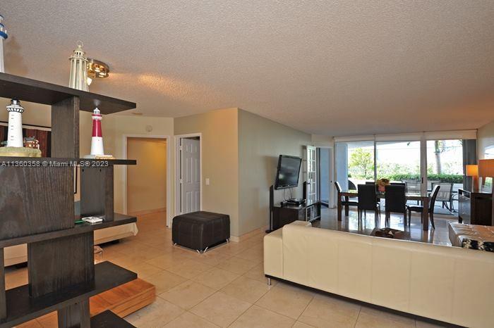 Primary Photo - 16711 Collins Ave