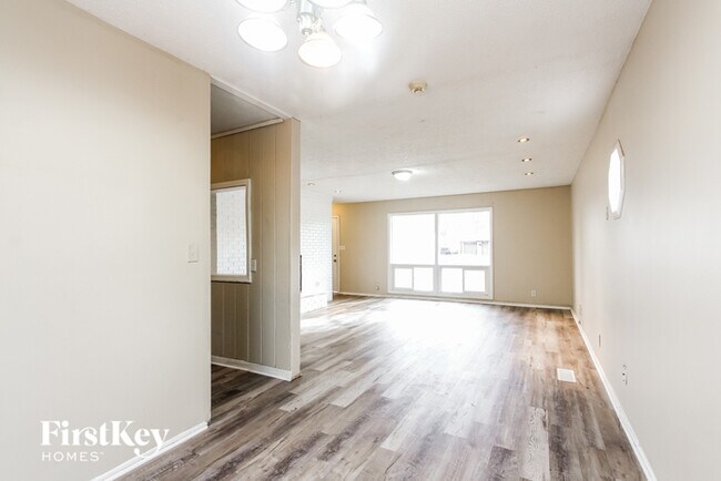 Foto del edificio - 5876 Meadowlark Dr