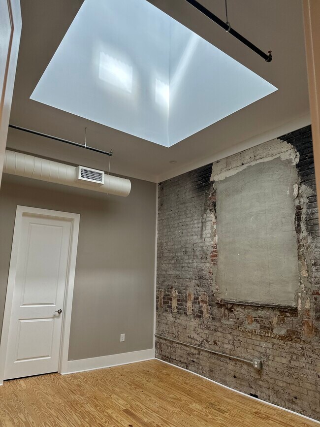 Building Photo - 565 Poplar St