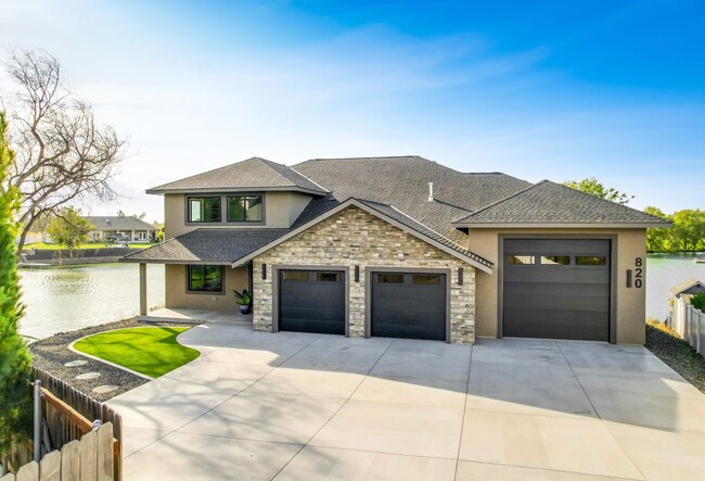 Foto del edificio - Stunning Large Custom Built Home On the Lake!