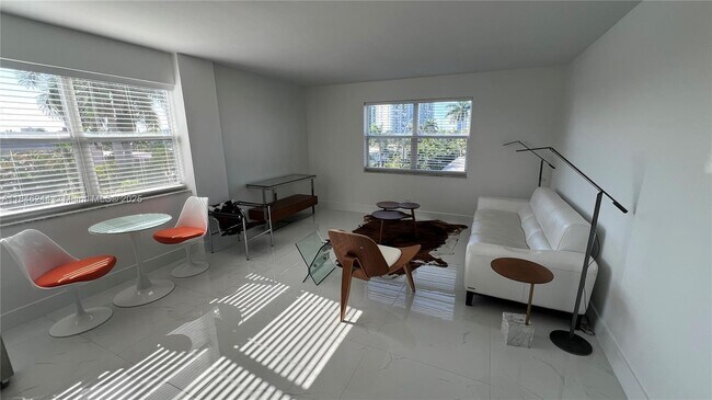 Foto del edificio - 619 Orton Ave
