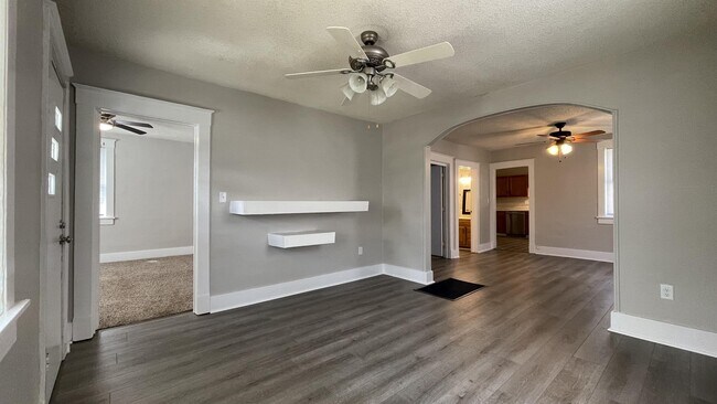 Foto del edificio - 2029 N Boonville Ave