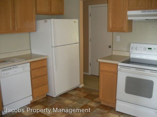 Building Photo - 2412 Spruce Dr