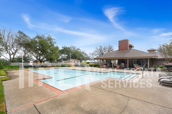 Foto del edificio - 8704 Bluff Ln
