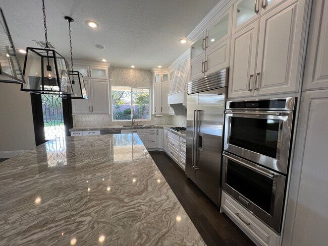 Building Photo - GUARD GATED RENOVATED SUMMERLIN SINGLE STO...