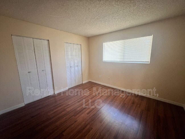 Building Photo - 343 E Rosewood Ln