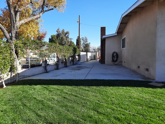Building Photo - 8464 Hazeltine Ave
