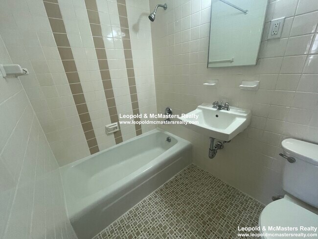 Foto del edificio - 164 North Beacon St