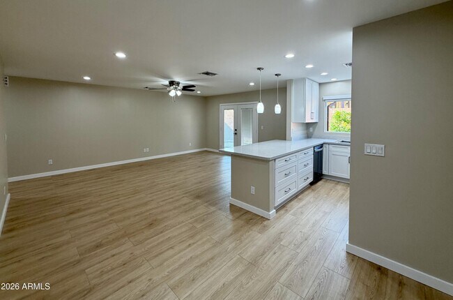 Foto del edificio - 2532 E Bluefield Ave