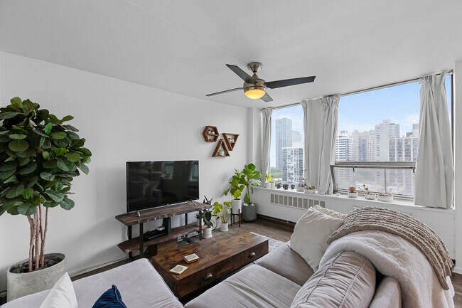 Foto del edificio - 1455 N Sandburg Terrace