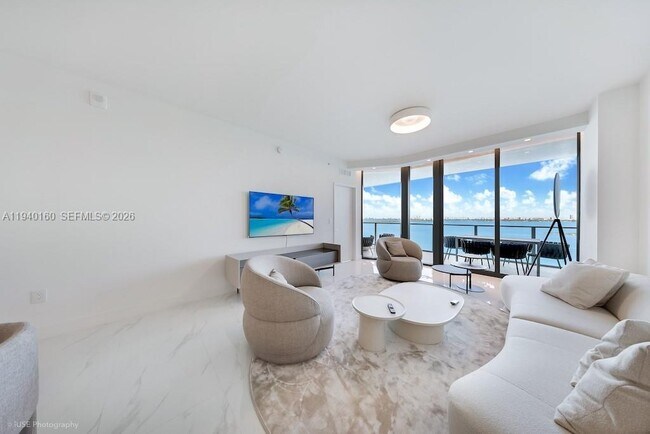 Foto del edificio - 700 NE 24th St