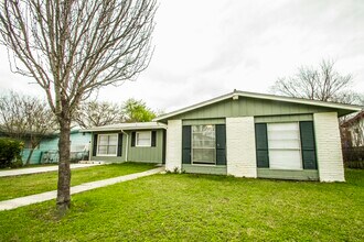 Building Photo - 511 Jamaica Dr