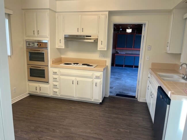 Foto del edificio - Beautiful 4 Bedroom Home in Huntington Beach
