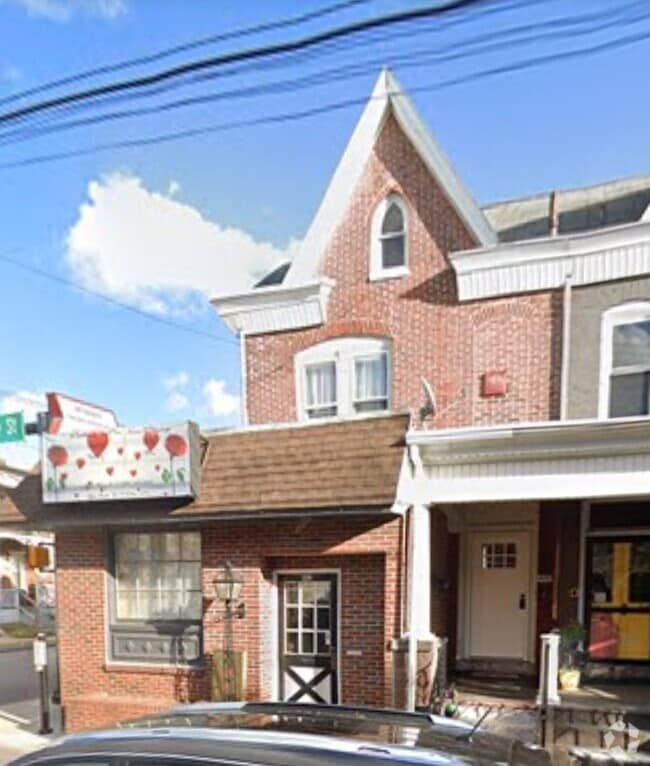 Building Photo - 402 N Charlotte St