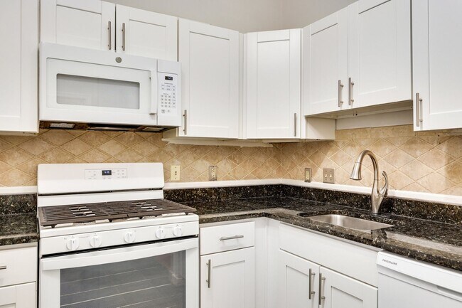 Foto del edificio - Ideally located near the Metro and Tysons ...