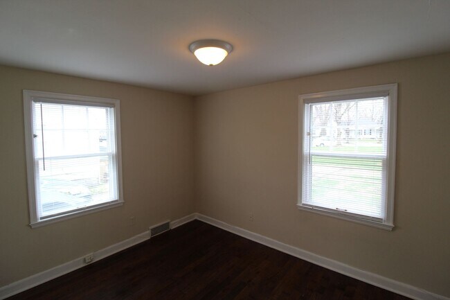 Foto del edificio - February FREE On This One Bedroom Duplex in North Kansas City
