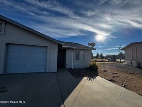 Building Photo - 3335 N Yavapai Ct