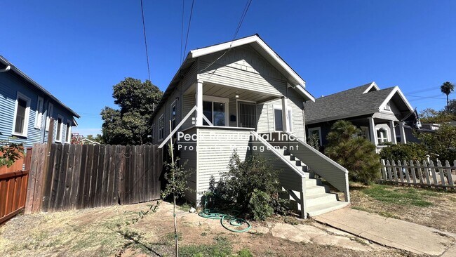 Foto del edificio - Charming 2bd/1ba Bungalow With Fenced Yard!