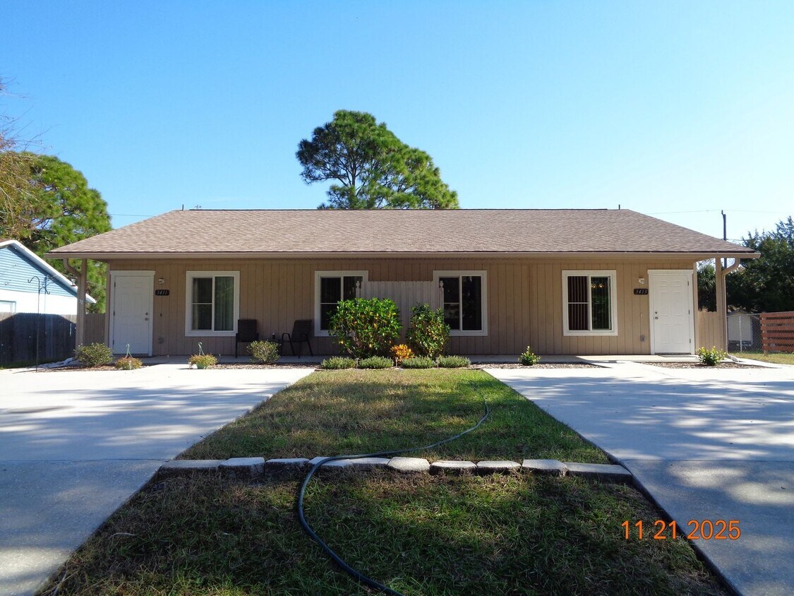 Foto principal - WELL MAINTAINED FLORIDA SHORES 2BR 1BA DUPLEX FOR RENT