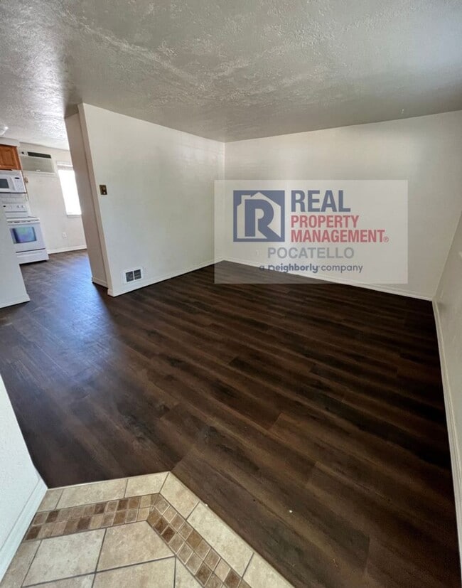 Foto del edificio - 2 bedroom 1 bath duplex - Single car garage