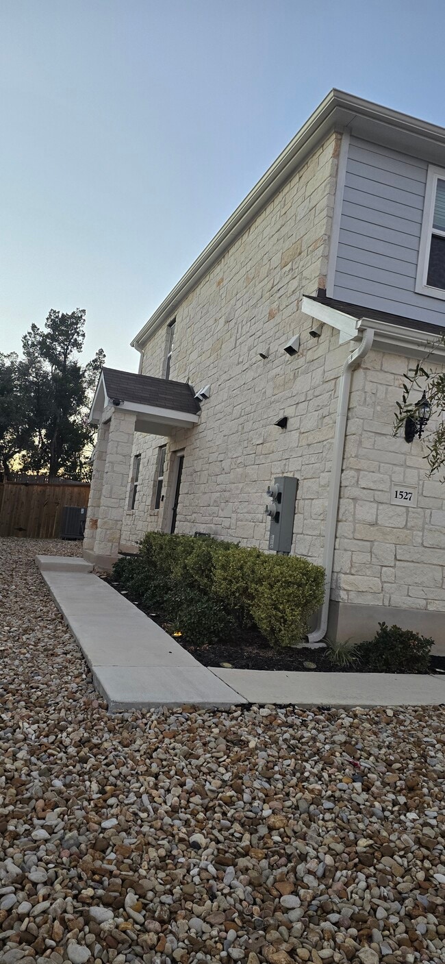 Building Photo - 1527 Fenton Hill Dr