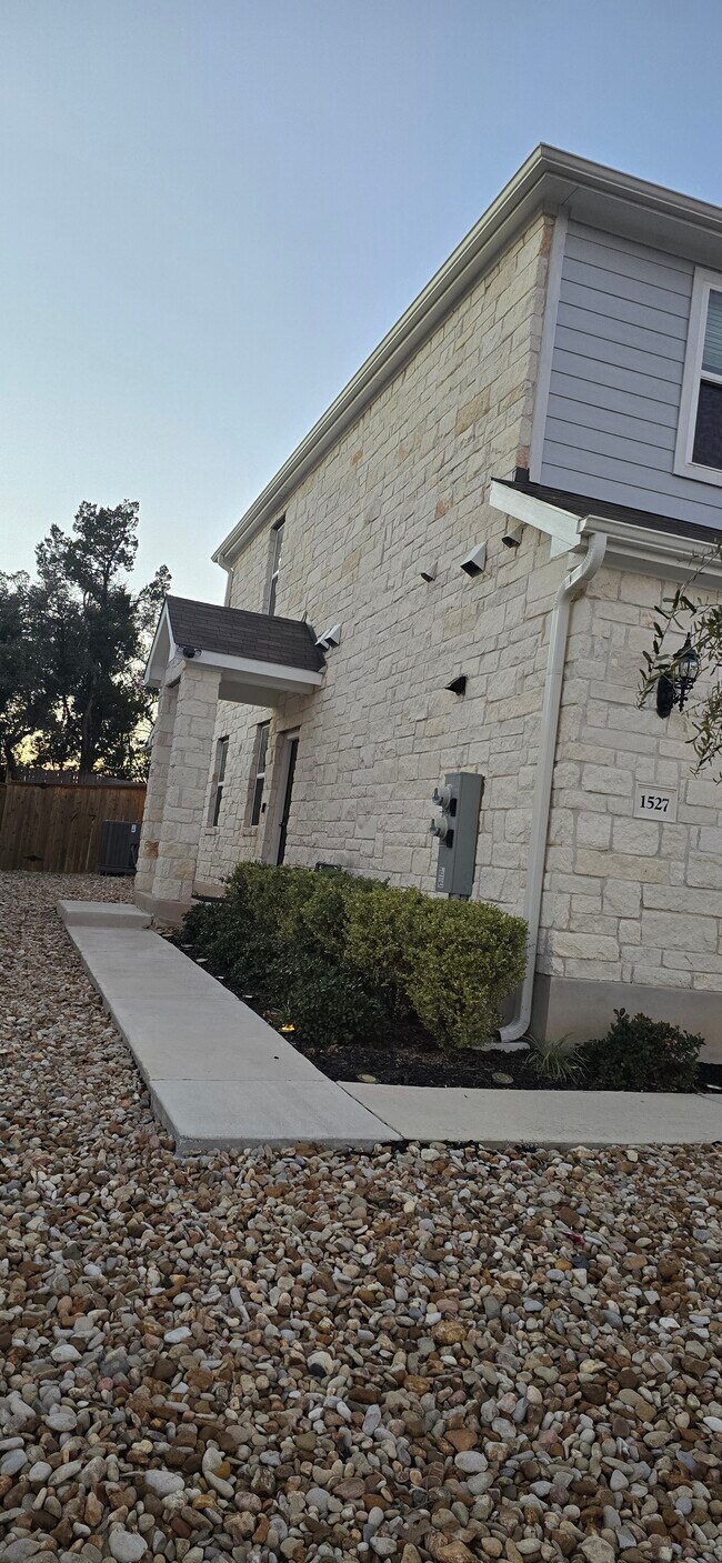 Foto del edificio - 1527 Fenton Hill Dr
