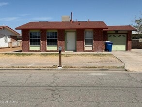 Building Photo - 955 Versailles Dr
