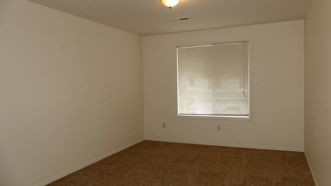 Building Photo - 3 Bed 2.5 Bath Townhome Near Fairview Village