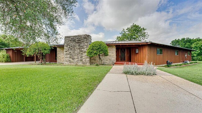 Building Photo - 1002 W Bear Creek Rd