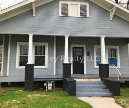 Building Photo - 2402 Lee St