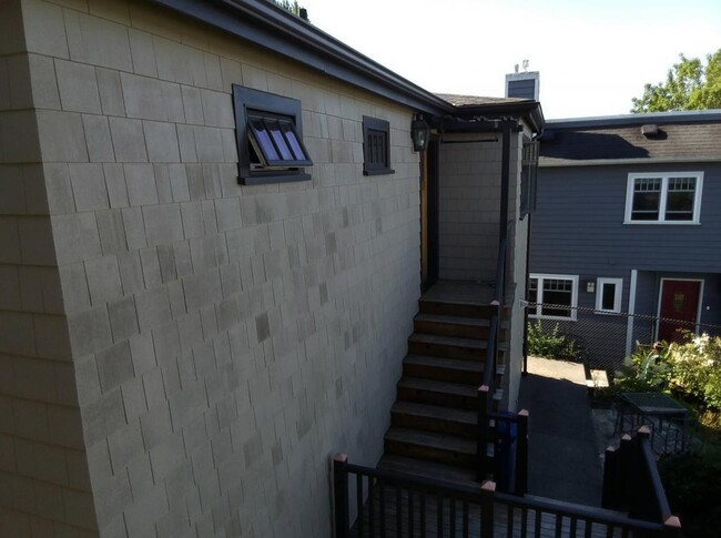 Building Photo - The Carriage House - 2 bedrooms