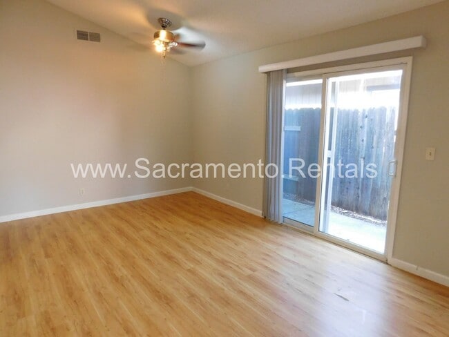 Building Photo - Cute 2bd/1ba Duplex with Garage - Walk to ...