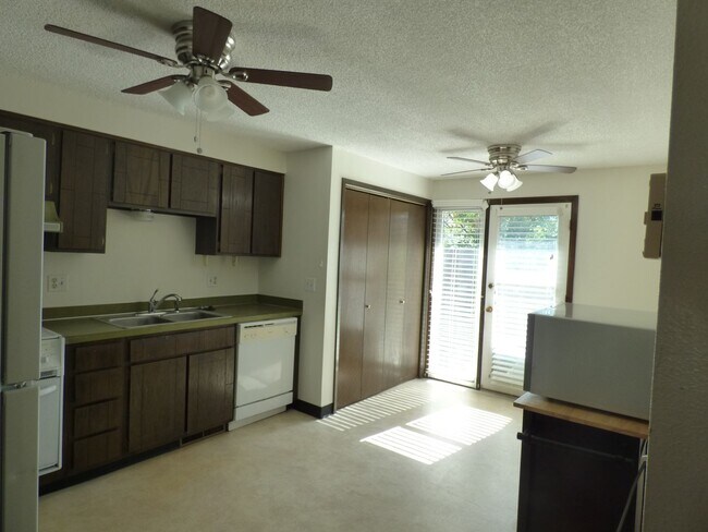 Foto del edificio - 1942-1944 Yeager Drive