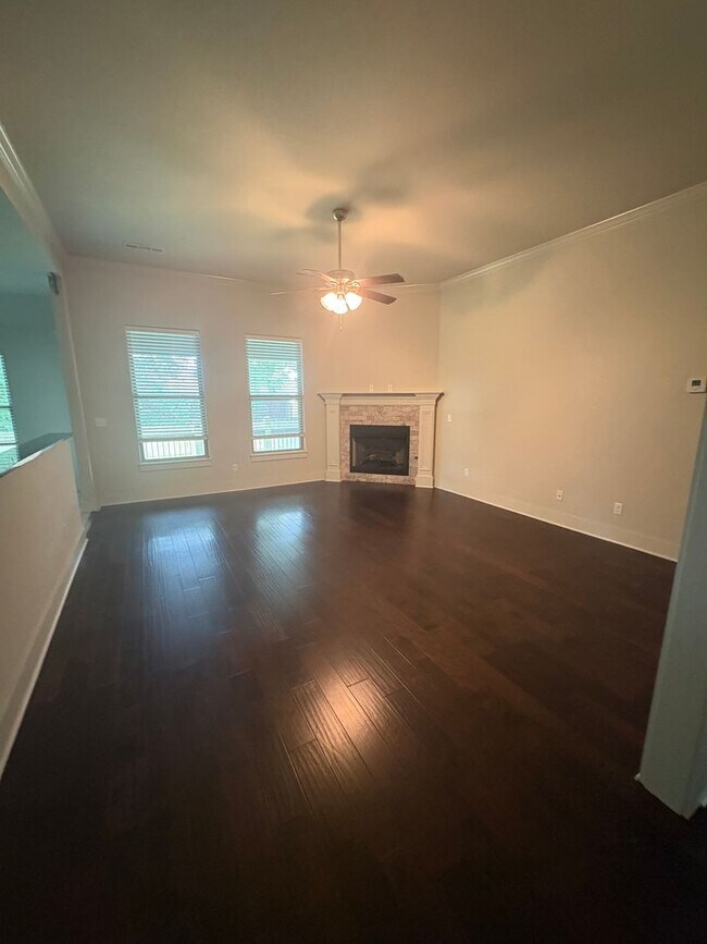 Building Photo - QUIET NEIGHBORHOOD - CORNER LOT - LARGE FENCED BACKYARD