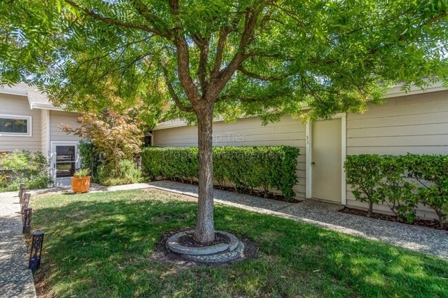 Building Photo - Lovely 2 bed/2.5 bath/ 1472 sqft two story home with Golf Course views! Available September 15th ...