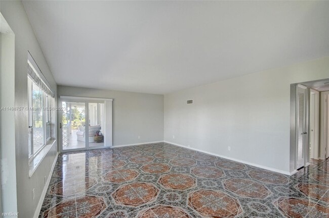 Building Photo - 3 br, 3 bath House - 131 N Golfview Rd Apt 4