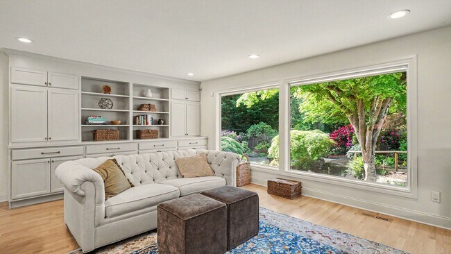 Foto del edificio - Luxury Wilburton Retreat | Updated 4BR Home with MIL Suite & Japanese Garden Near Downtown Bellevue