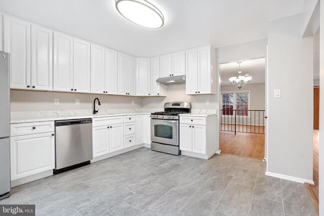 Building Photo - BRIGHT & SPACIOUS RENOVATED TOWNHOME in Be...