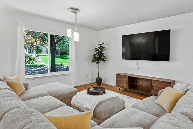 Building Photo - 10918 Listi Dr