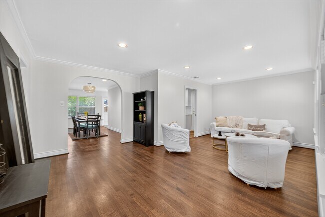 Building Photo - 5111 Creekbend Dr