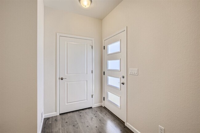 Building Photo - Beautiful SW Longmont Townhome