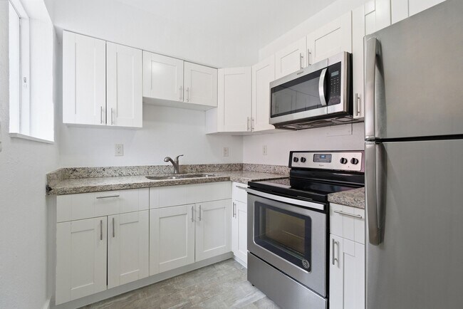 Foto del edificio - 8430 Crespi Blvd
