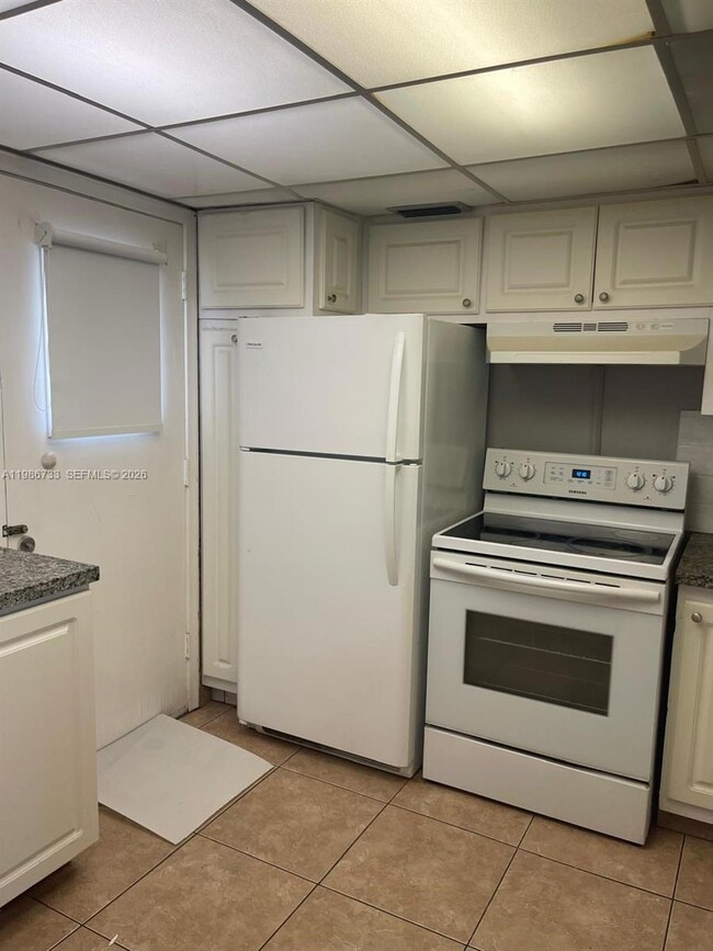 Building Photo - 20111 NE 27th Ct