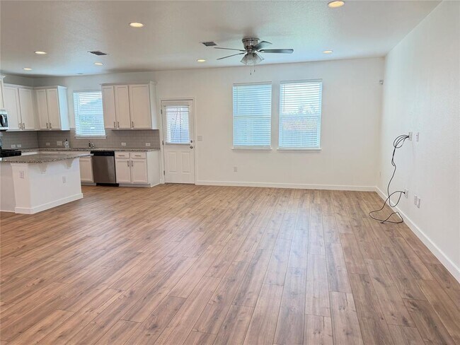 Foto del edificio - 10321 Forest Grove Dr