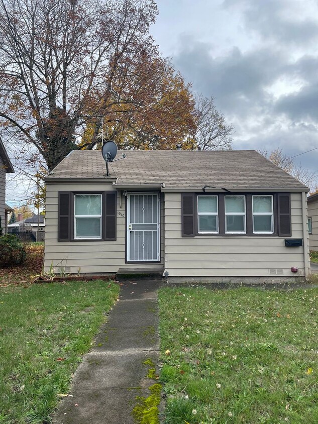 Foto principal - 1 bedroom home in Northeast Salem!