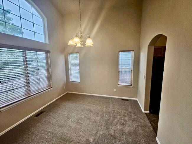 Foto del edificio - Beautiful 3 bedroom home available with mo...