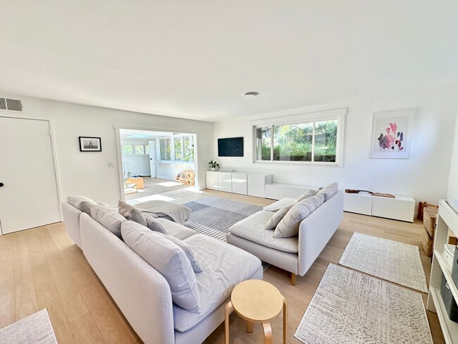 Building Photo - Stunning Sun Valley Home